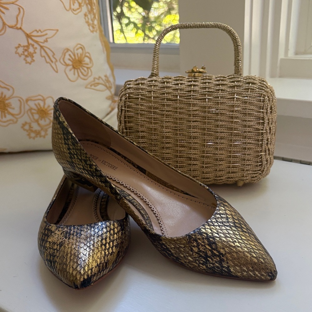 NWOT Pour La Victoire Gold Snakeskin Women's Flats, Sz 8 - Picture 2 of 12